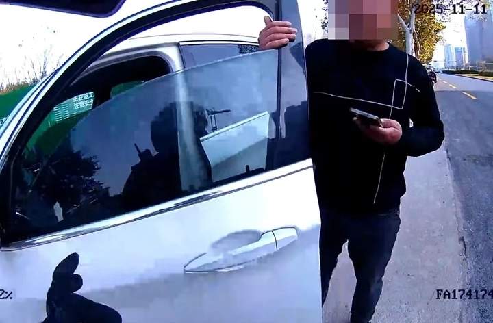 济南一男子为躲抓拍，竟从工地上搬来围挡