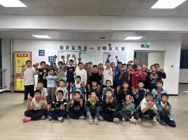 内廷上用中秋公益行：以百年仁心温暖师生情