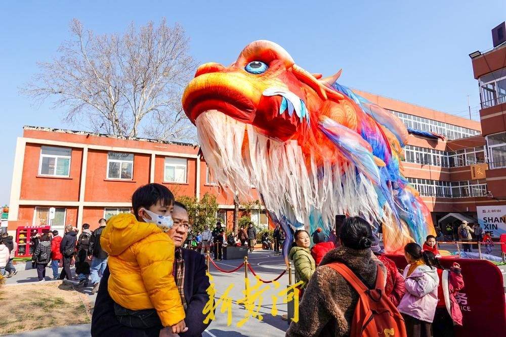 济南上新街添“独占鳌头”好彩头,巨型空飘鳌鱼成新网红