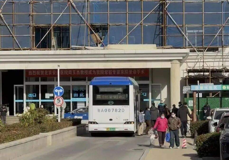 济南有个公交站，直接设在了医院里！