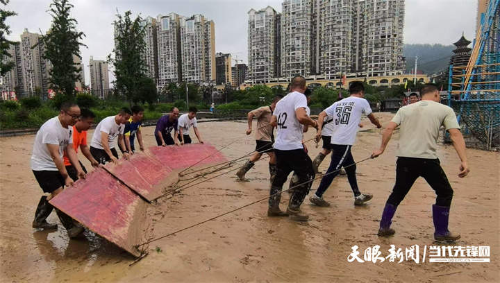 他们，用足球“接”住了自己的春天
