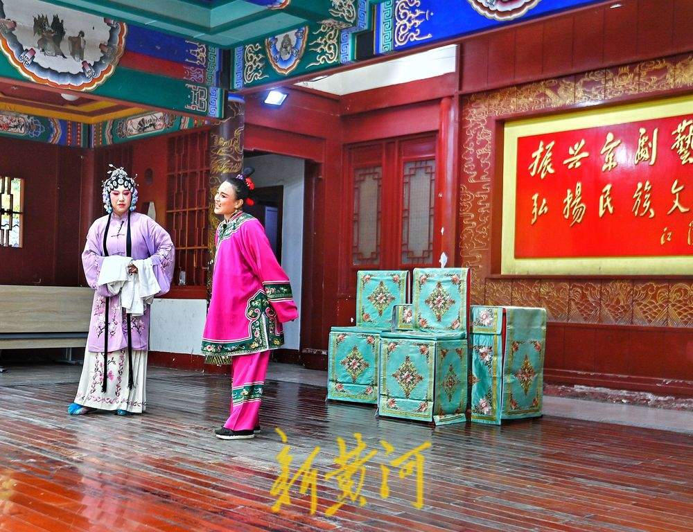 一年四季 泉在济南丨老少同乐，济南白雪楼前共赏传统吕剧《小姑贤》