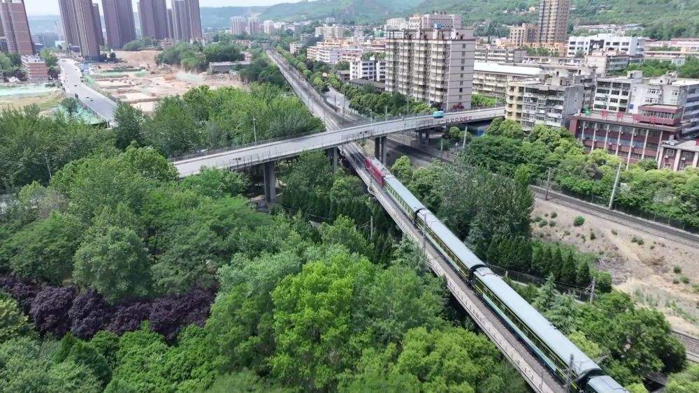 新华视点｜多元交流共筑丝路情！首趟中国－中亚国际人文旅游专列运行记