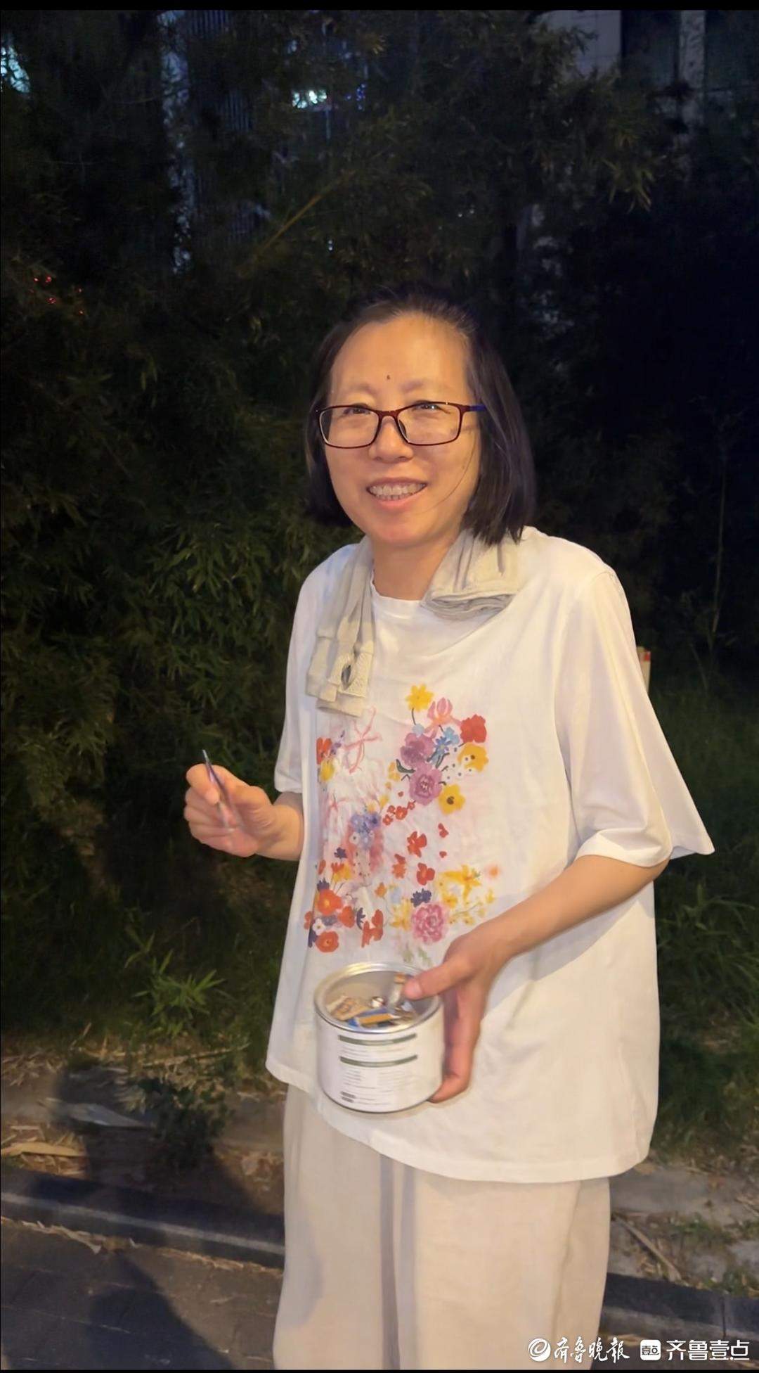济南退休夫妇街头自发捡拾烟头，视频刷屏，超30万网友点赞