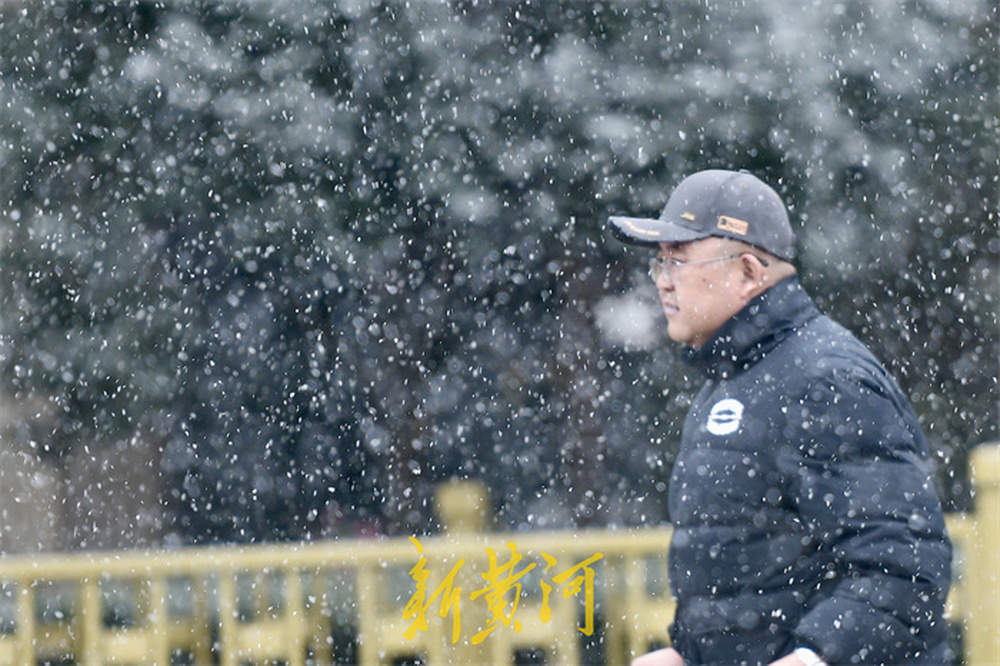 冬雪悄然而至，市民顶风冒雪出行