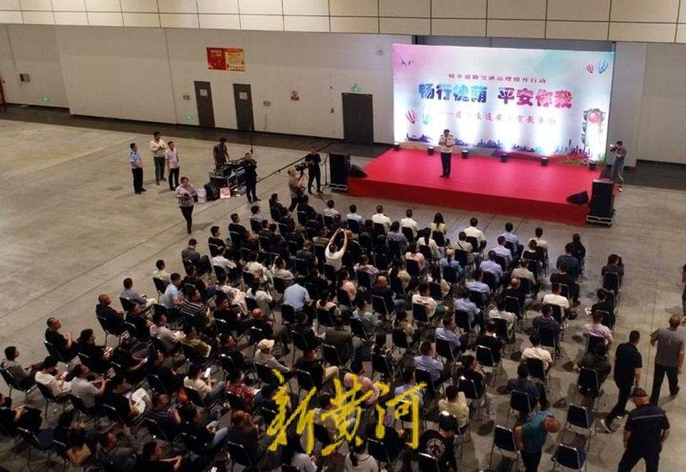 大货车盲区与内轮差成“隐形杀手” 济南这场沉浸式体验为市民敲响警钟