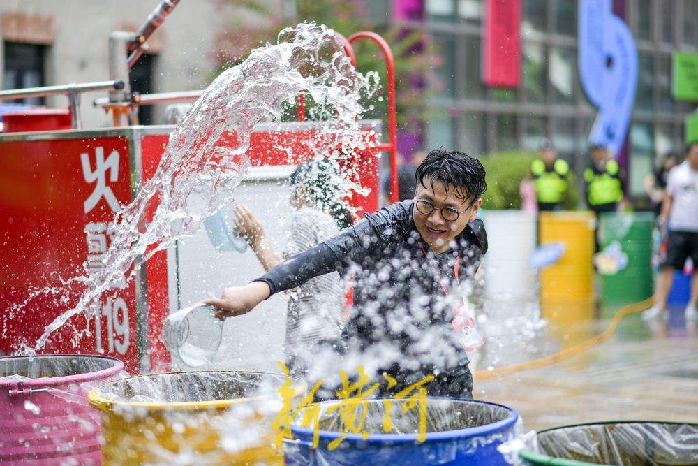 泼水互动清凉一夏 高温避暑争当“落汤鸡”