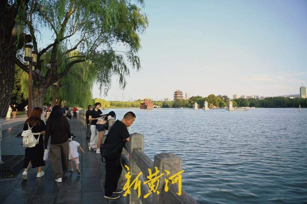济南大明湖初秋暮色醉游人