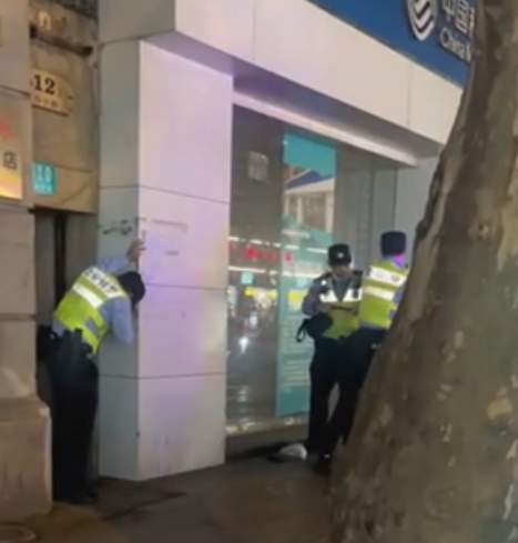 上海警方回应“男子持刀袭警”：携带违禁刀具被控制，民警“没什么事”