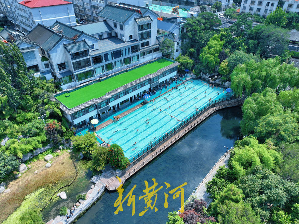 今日出伏 泉城高温持续 市民泉水浴场戏水享清凉