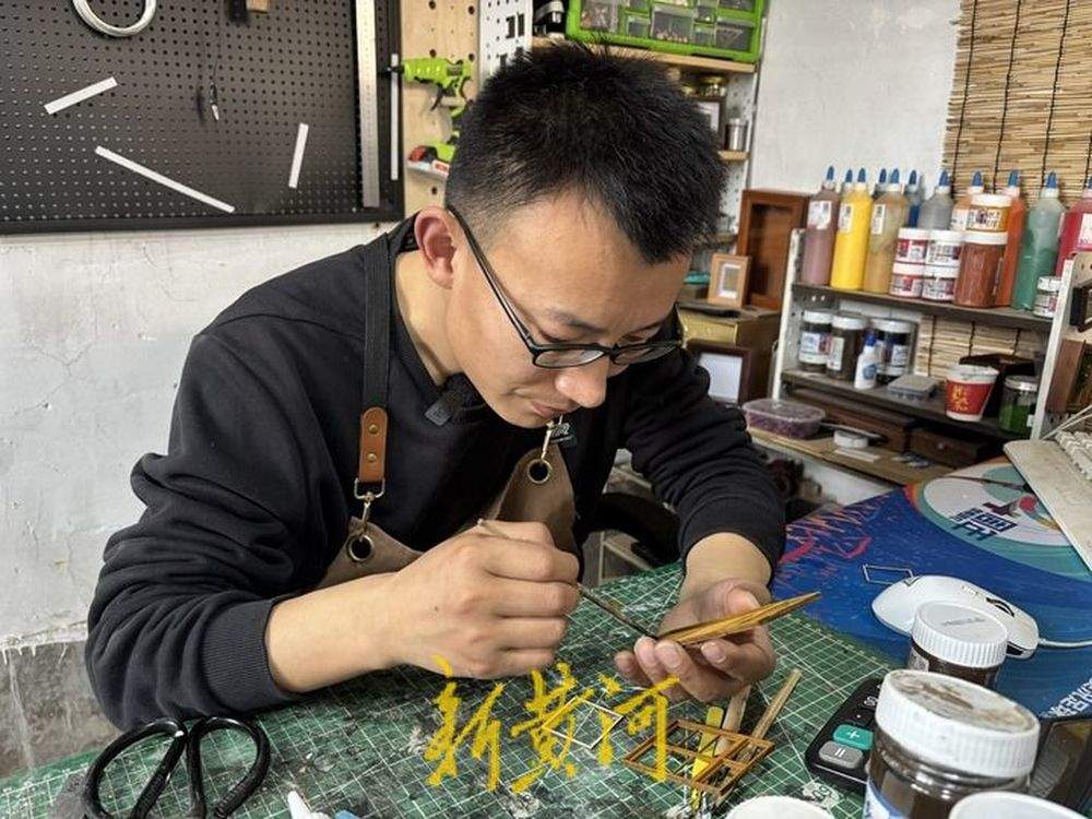 90后小伙复刻爷爷的老宅：屋子有200多个物件，最小的仅0.1厘米