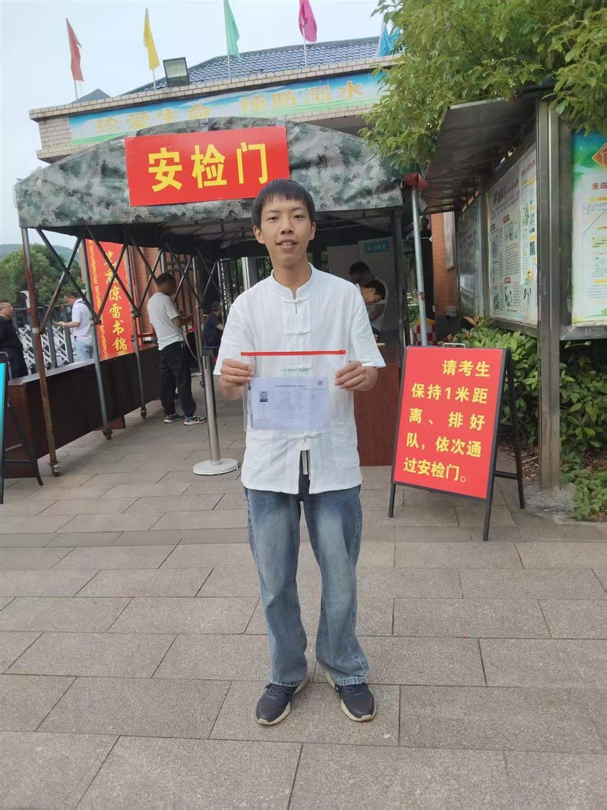 00后小伙“朱雀玄武”称以后就叫周景明，不再申请改名，父亲：是好事
