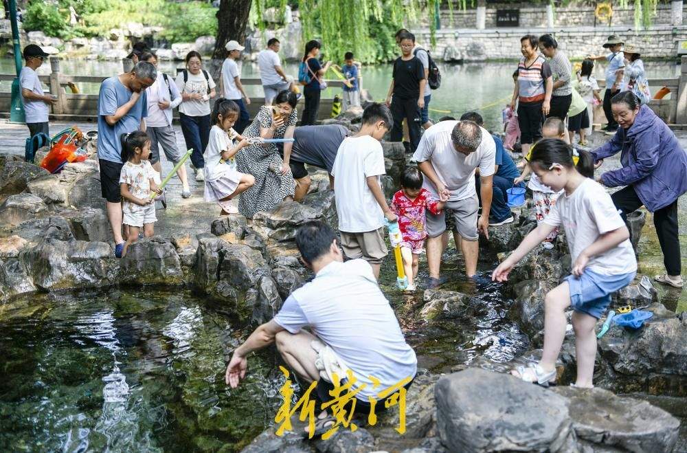 护城河畔汇波泉成夏日戏水乐园 泉水漫青石送来天然清凉