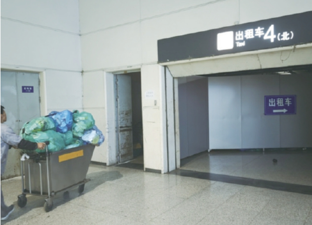 济南西站出租车通道临近一处垃圾处理点 乘客：酸臭难闻