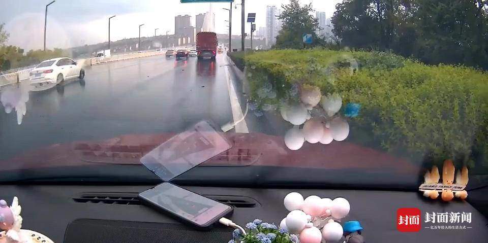 泸州交警通报大货车雨中顶推奔驰行驶：货车司机有4分钟在打电话