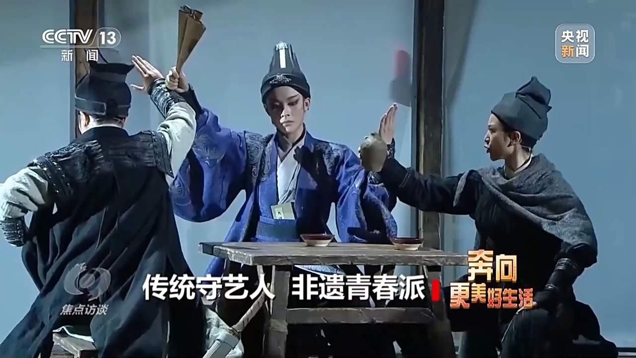 年轻人钟情老手艺 非遗装上“新引擎”
