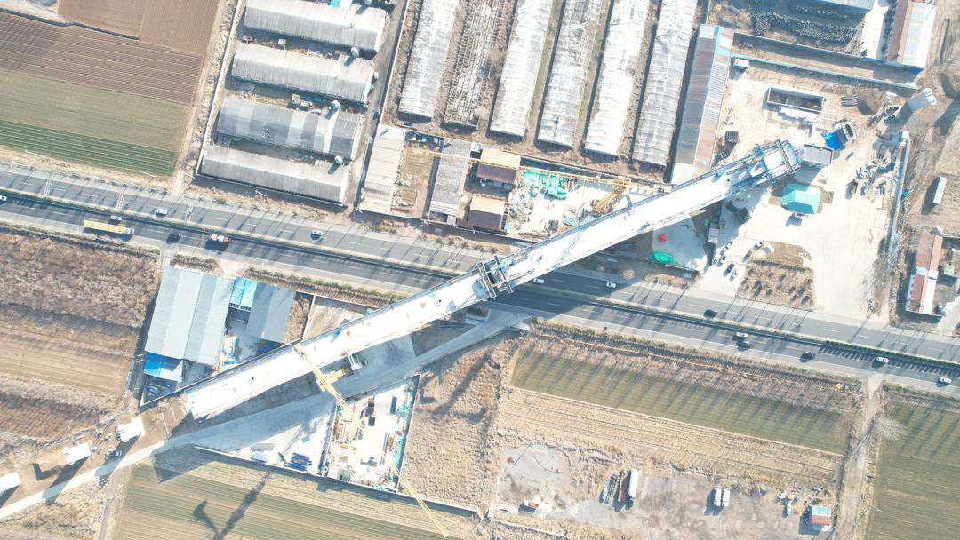潍宿高铁建设迎新进展，潍坊特大桥跨G206大跨度双线连续梁合龙