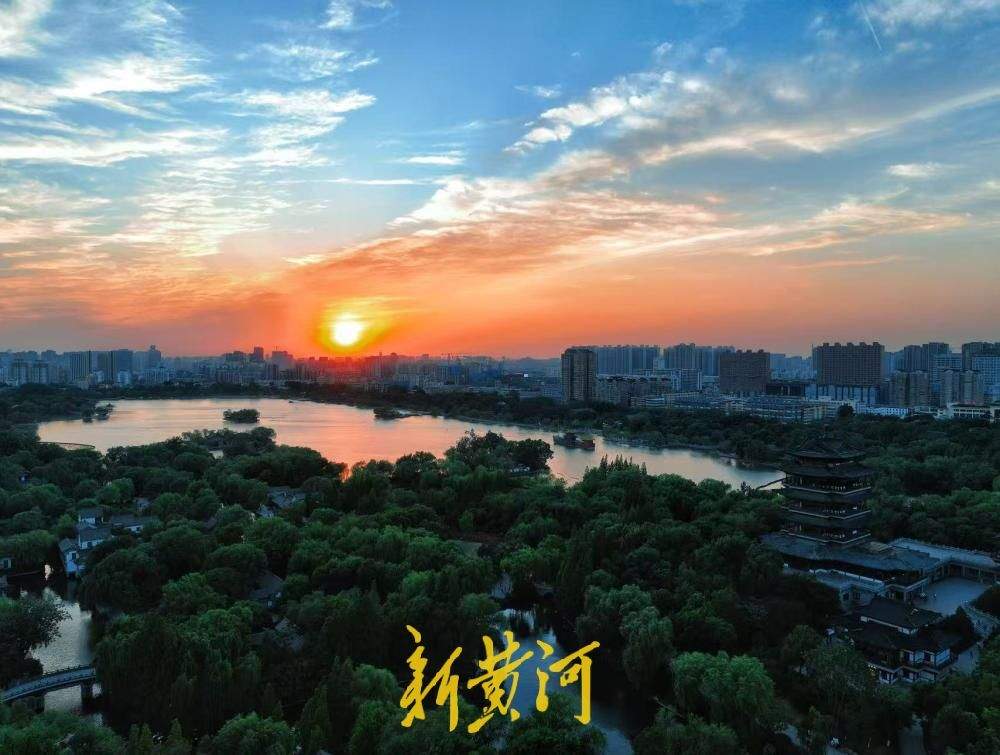 晚霞染醉大明湖