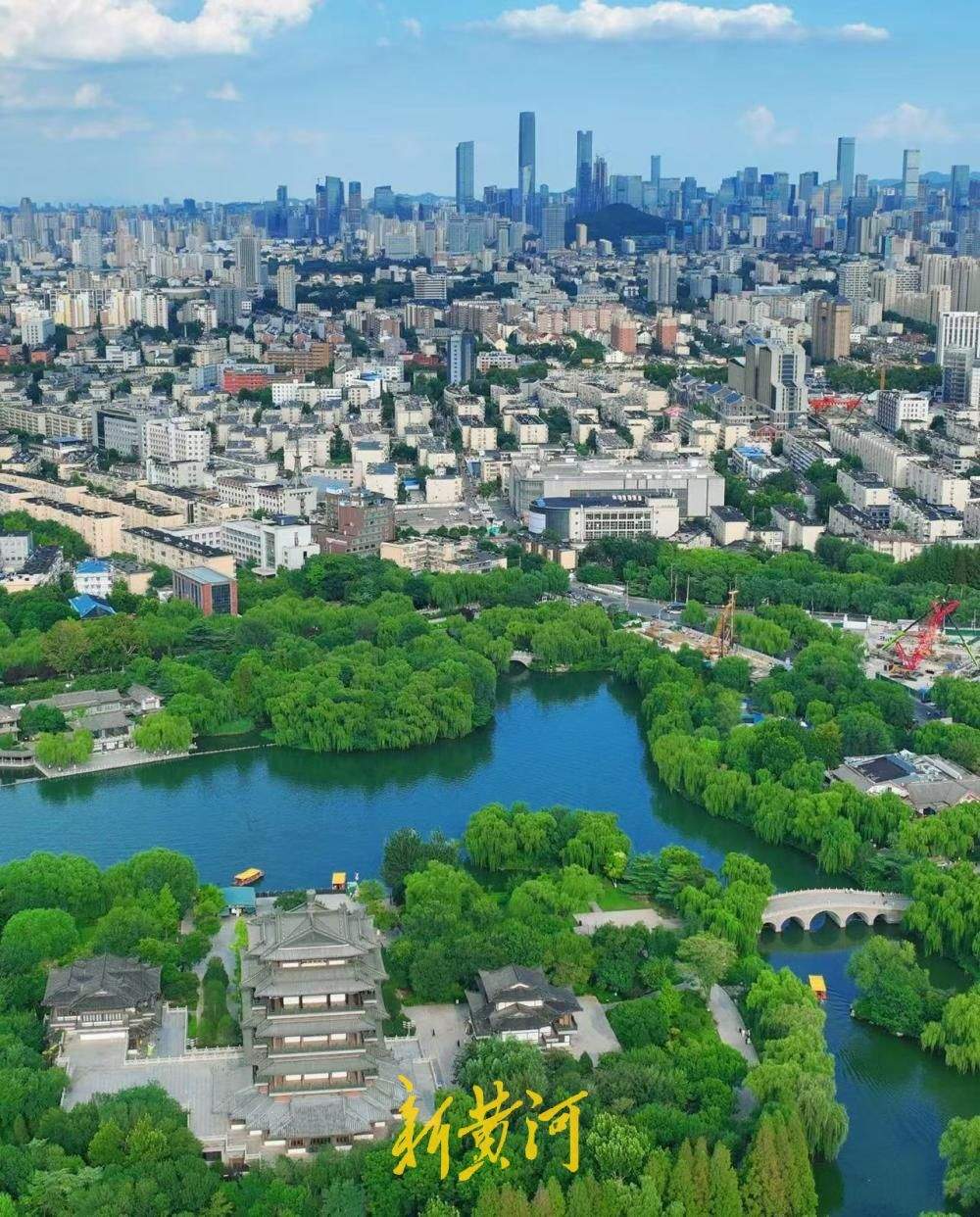 “秋老虎”伴泉城蓝 古今建筑共绘泉城天际画卷