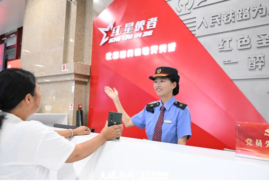 九十年，烽火散尽，烟火升腾，长征路在铁轨上延伸