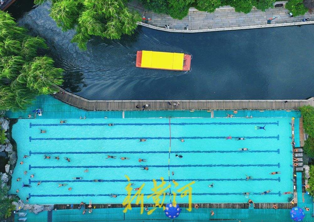 双节假期济南泉水浴场人气足