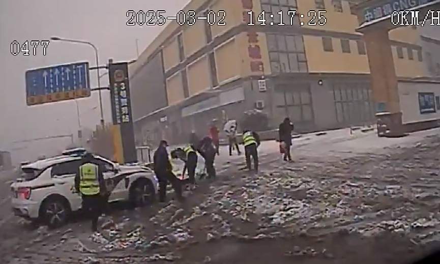 更多公交“推车侠”现身 他们是这座城最温暖的底色