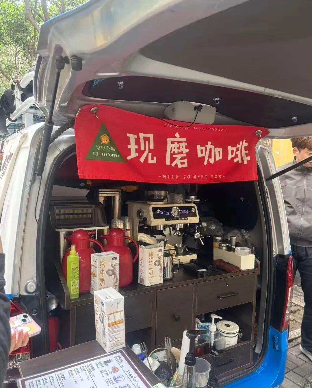 郑州“炒八掺”师傅体力不支请人帮炒，顾客凌晨四点半蹲守，有老人取号后200元转卖