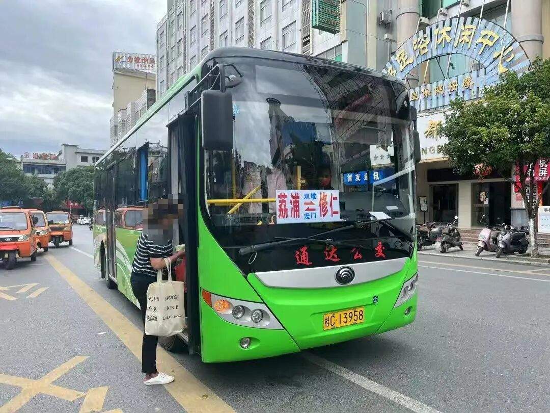 广西荔浦3家公交公司宣布29日起暂停运营，官方回应：违规停运，责令整改，市民称当地公交只能付现金