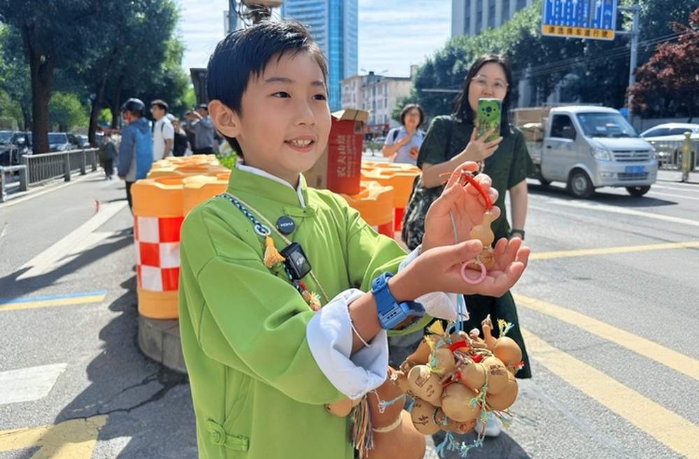 手绘高考日程表、向日葵送考团、铁骑护考路……一场大考，满城温情