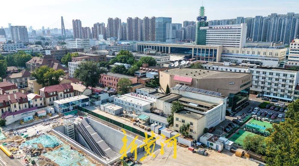 济南地铁6号线经一路与站前街交叉口西北角地铁站出入口亮相