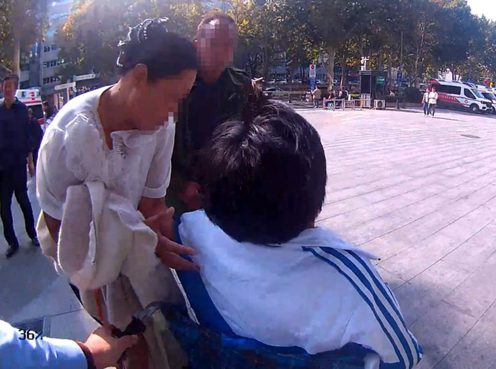 孩子突发碱中毒情况危急，济南交警紧急护送