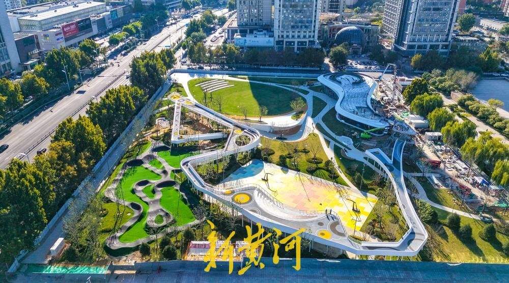 济南国际会展中心广场西侧改造初具规模，篮球场、自行车道、栈道亮相