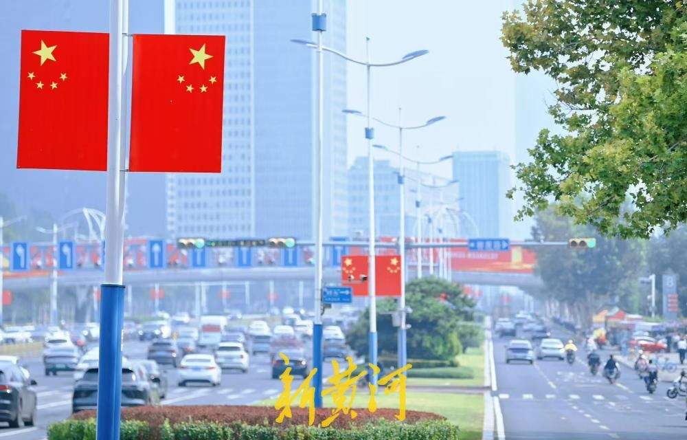 “中国红”扮靓经十路，泉城盛装迎国庆