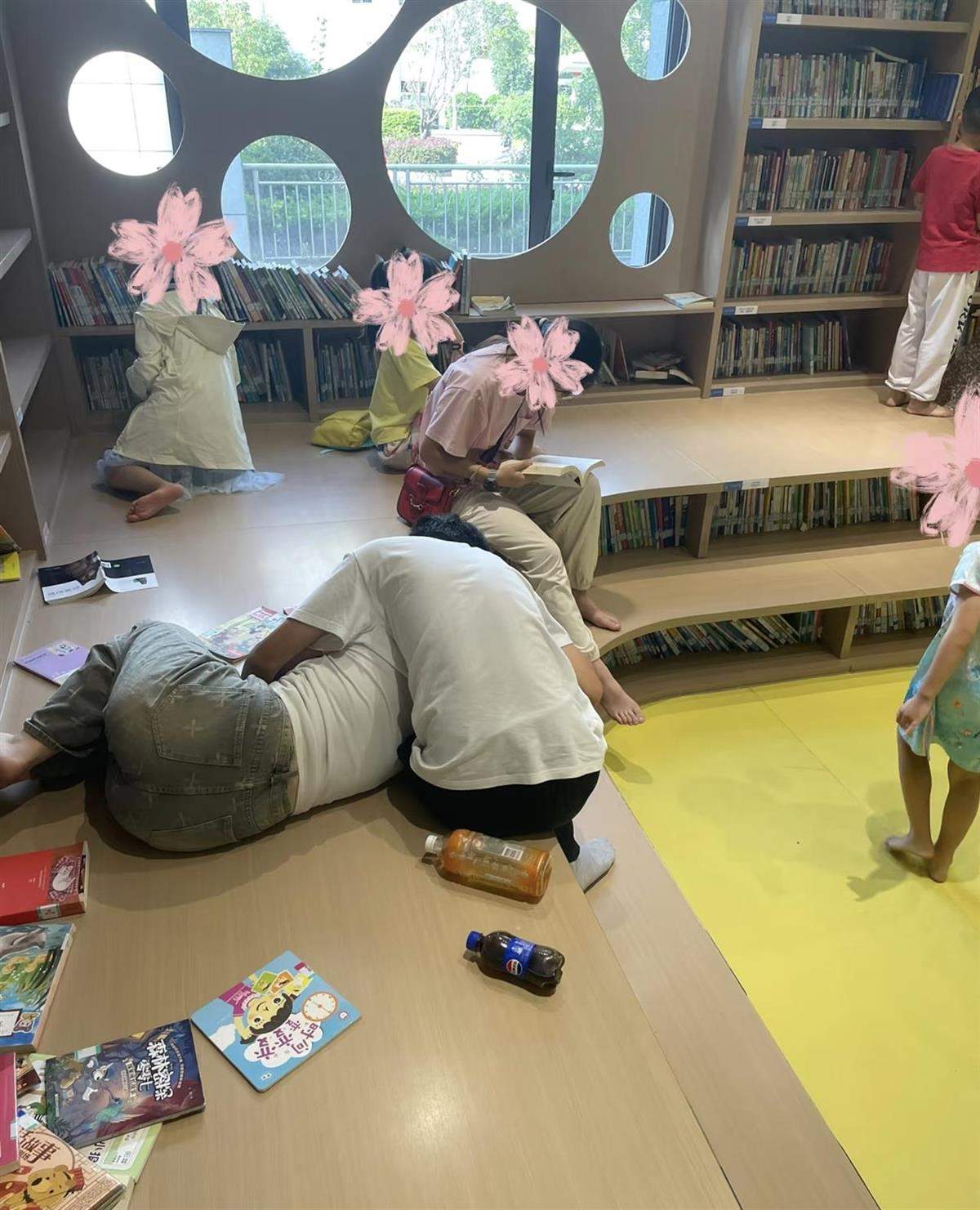 一对男女在图书馆少儿阅读区亲密搂抱，家长称“刷新三观”，馆方：已成立专班调查复盘
