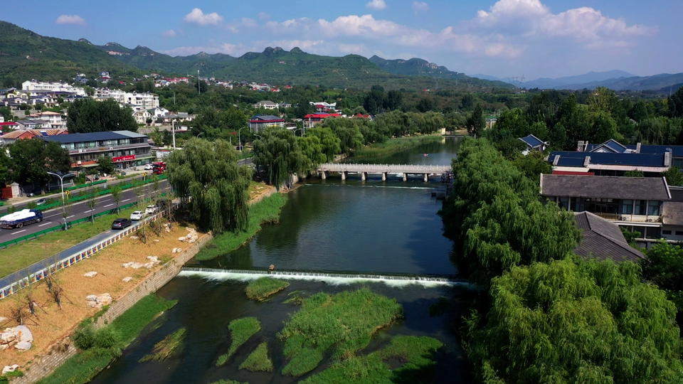 济南连续降雨后玉符河流水潺潺，孩子们尽情玩水
