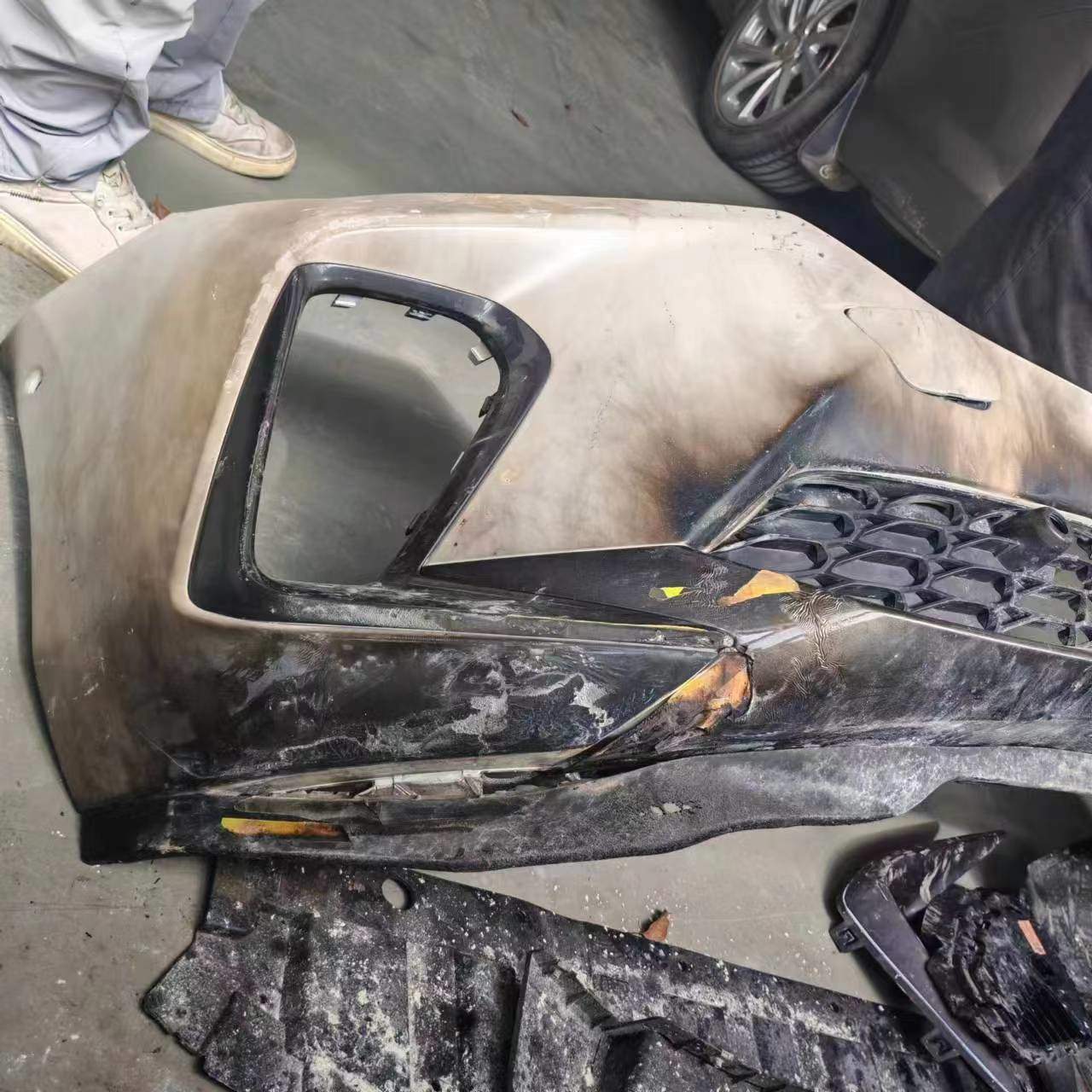 男子将汽车送4S店维修后成火烧车 4S店：系店方原因造成损失，愿承担责任