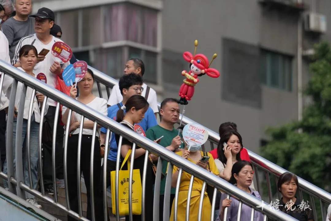 嚯！今天送考名场面，来了