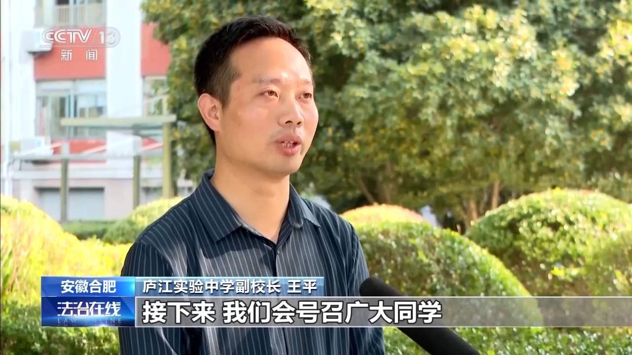 1700元现金被风刮跑 众人捡拾如数归还