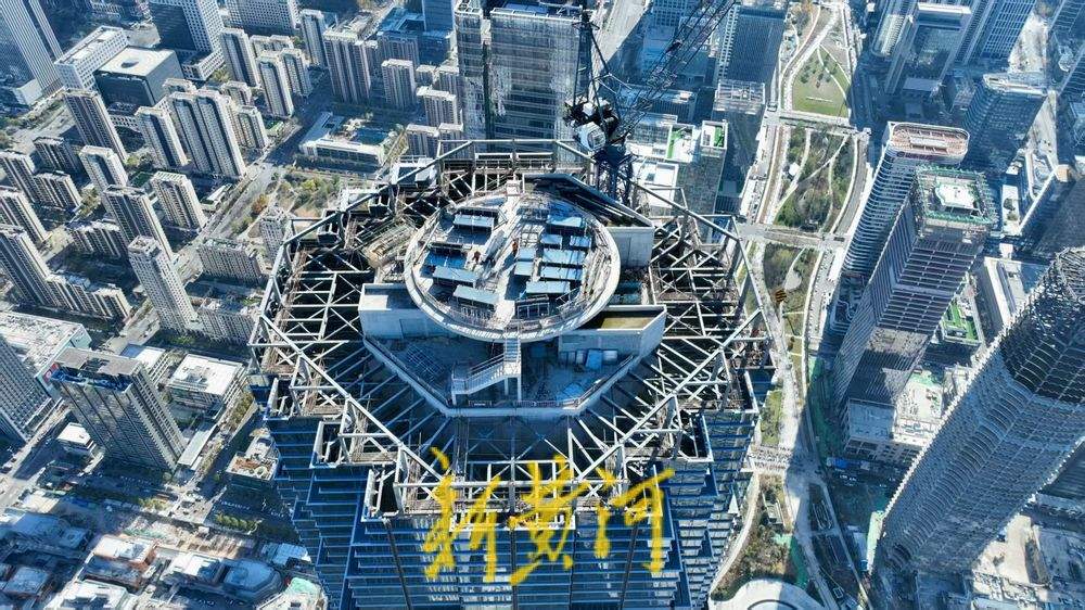 济南绿地山东国际金融中心塔冠幕墙安装推进，即将全面封顶