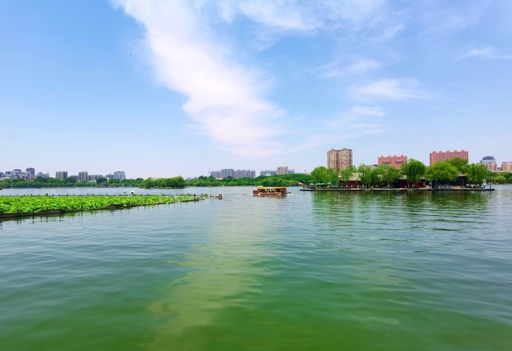 初夏赏明湖,湖光潋滟令人心醉