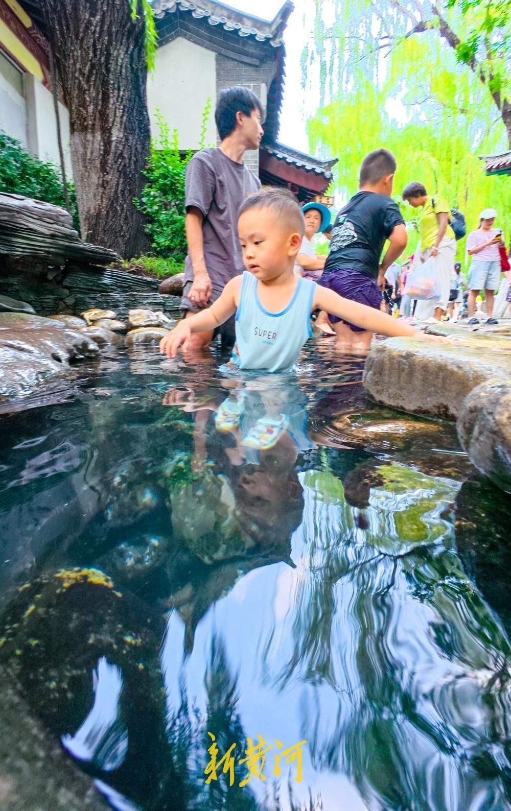高温天气持续，“清泉石上流”景观迎来纳凉客流高峰
