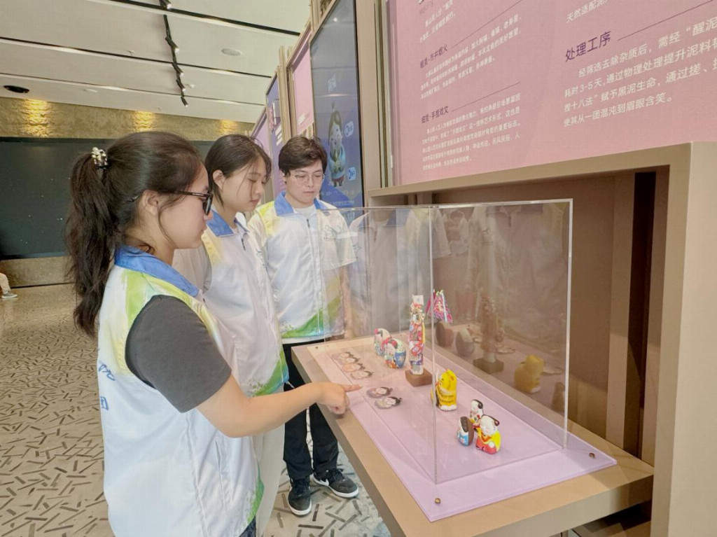 南通大学杏林学院姜海之星实践团开展“巧手寻非遗，匠心悟文脉”主题实践活动