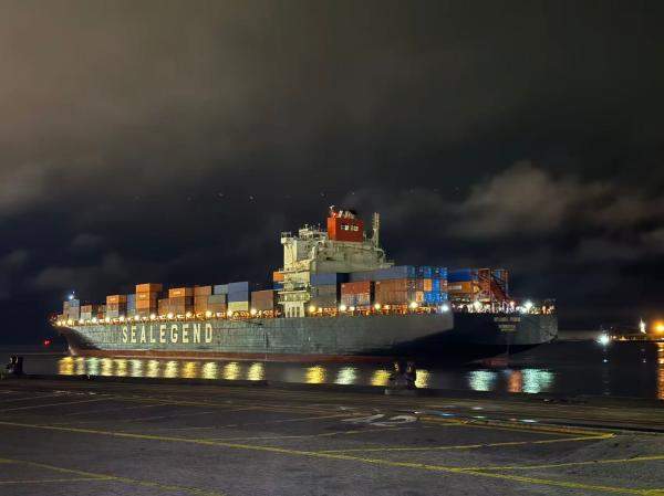 打通“冰上丝绸之路” “中欧北极快航”成功首航