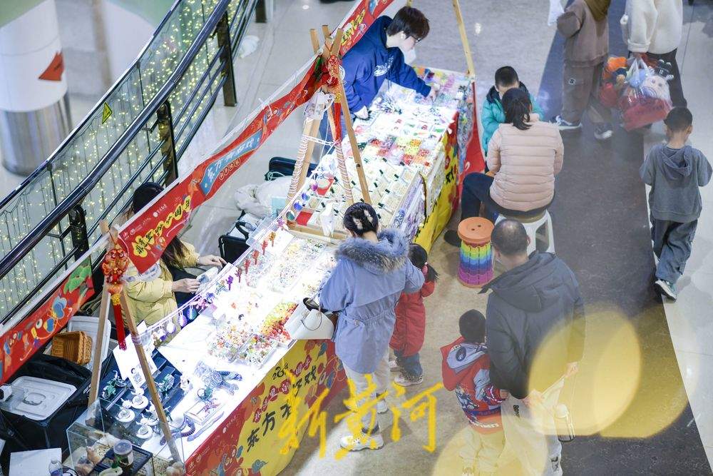 商场市集年味浓 市民“赶集”忙
