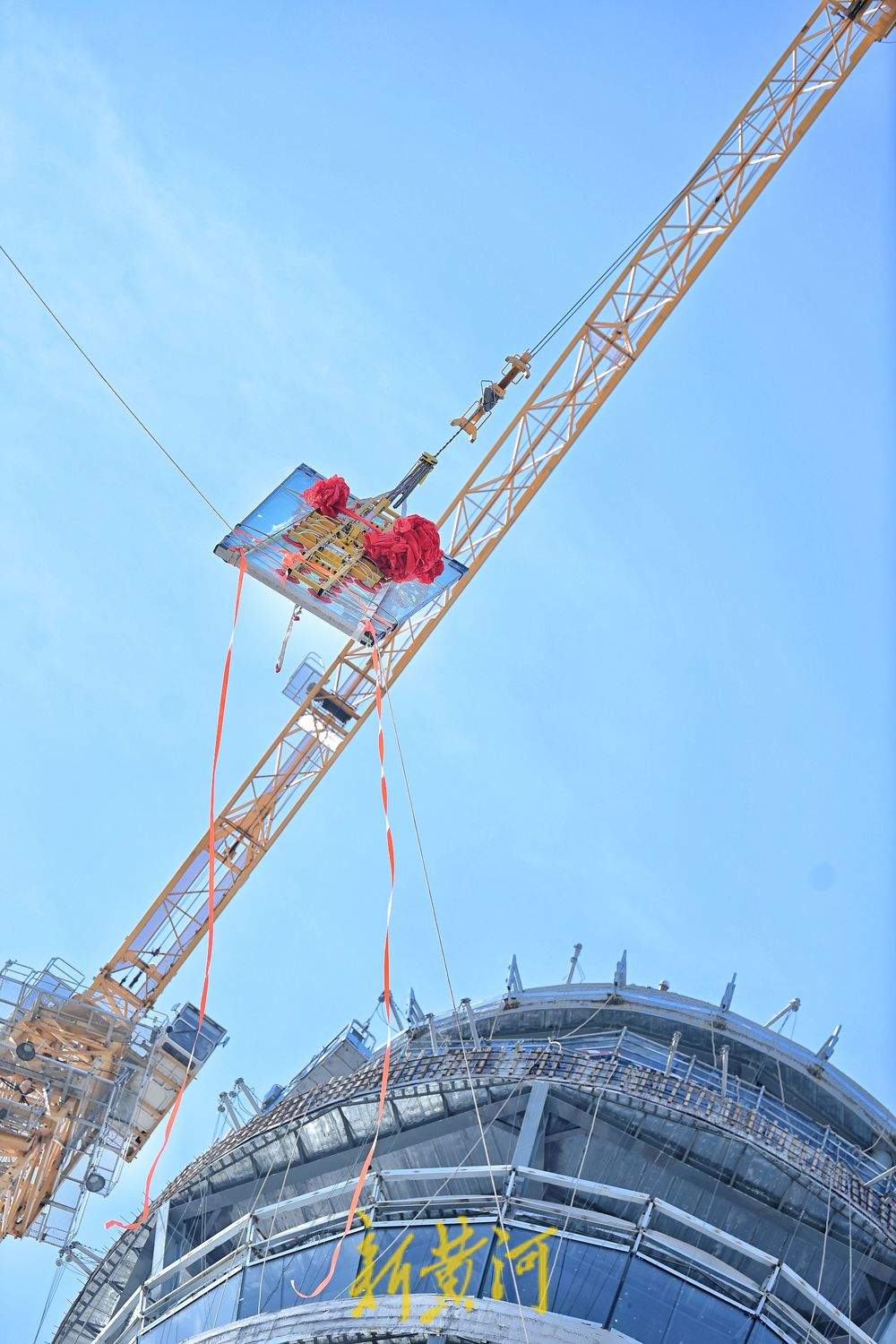 百米高空吊装比车还重的玻璃，拼装误差不超两毫米 济南机场新塔台幕墙施工攻克难关