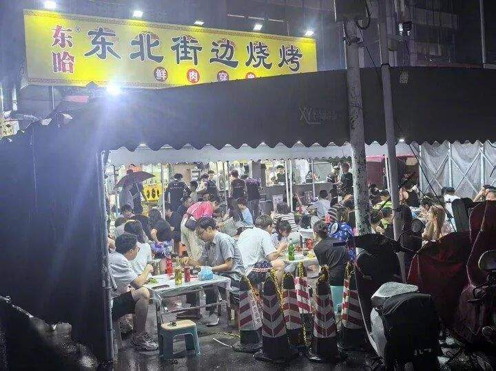 街头烧烤店赞助“苏超”爆火,“苏超”的含金量还在上升