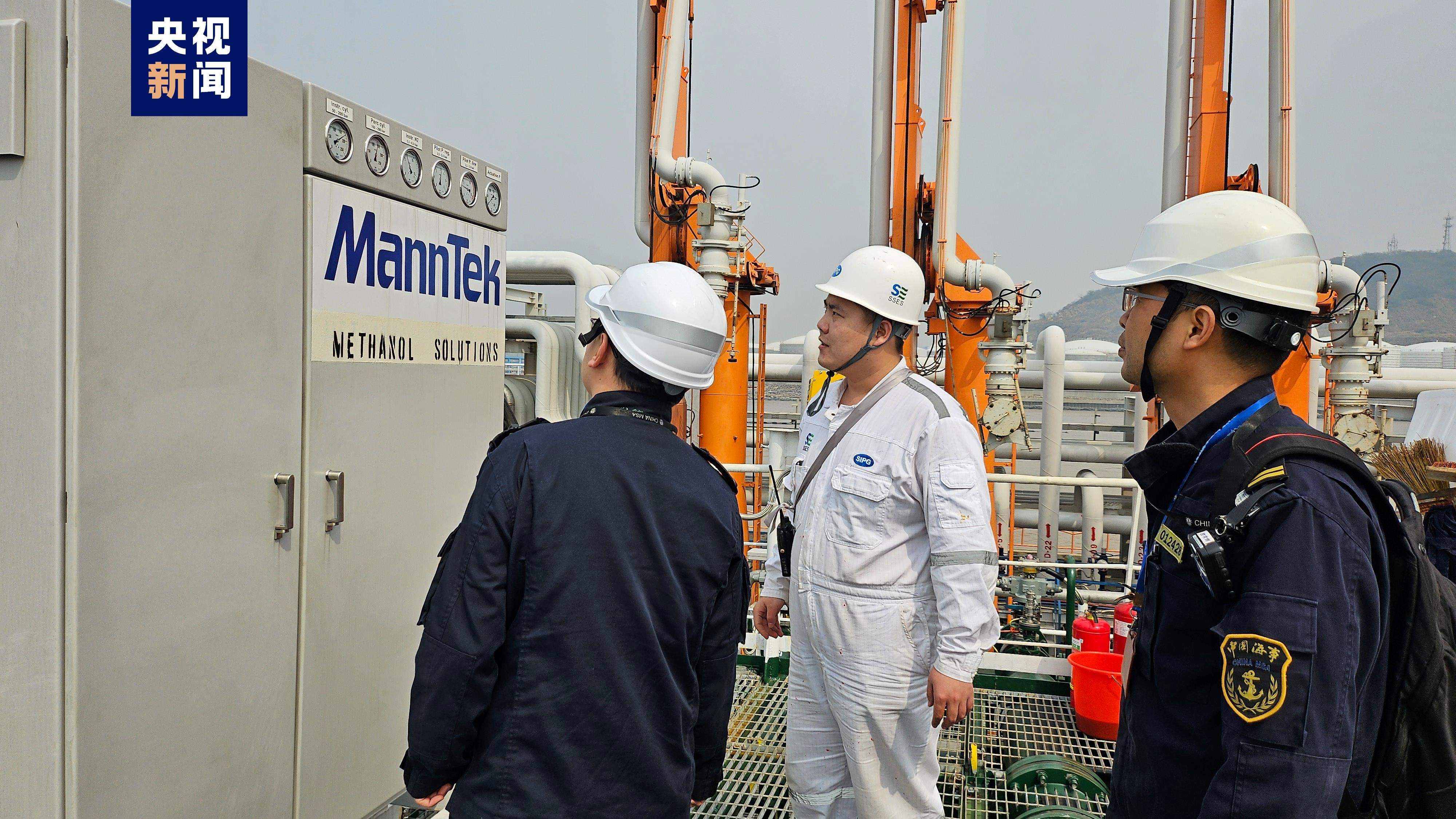 国内首艘投运的甲醇燃料加注船在洋山港完成甲醇燃料补给测试