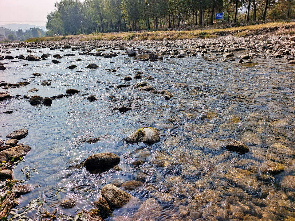 流水潺潺、鱼儿嬉戏，玉符河秋景美如画