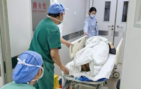 65岁 900度视网膜劈裂 快网脱了——感恩封康医生