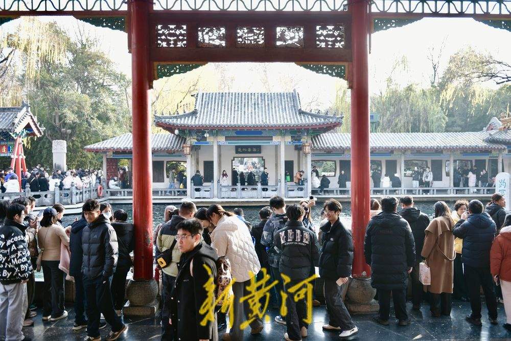 暖阳映照济南泉水欢腾 趵突泉畔迎冬日“小阳春”
